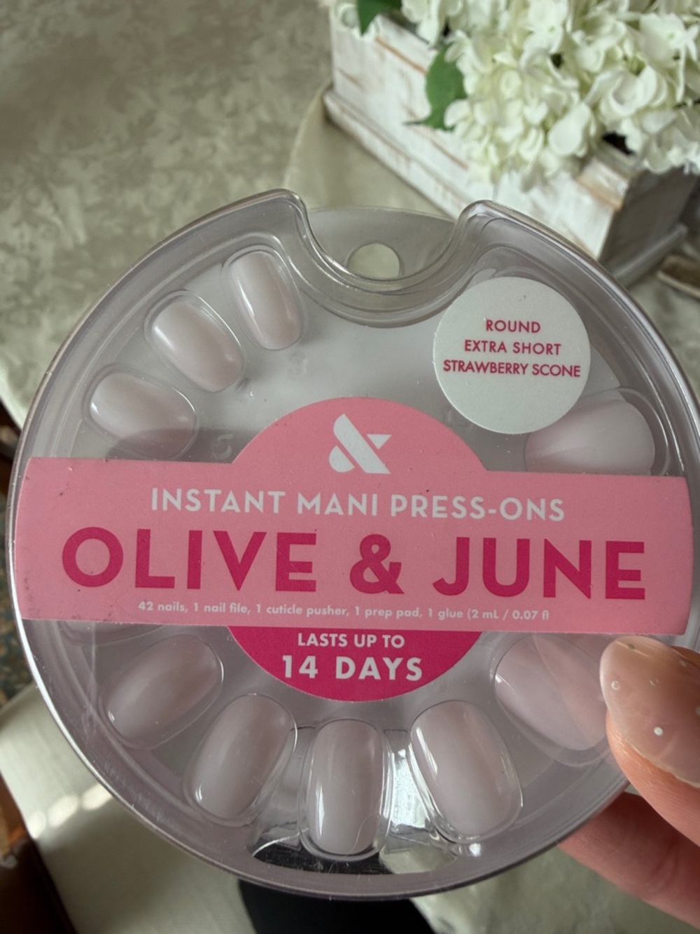 Olive & June Instant Mani Press-Ons in Strawberry Scone